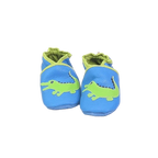 Chaussons en cuir souple artisanaux bleu pour bébé avec crocodile vert appliqué sur chaque pied, finitions vert anis.