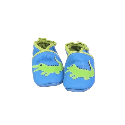 Chaussons en cuir souple artisanaux bleu pour bébé avec crocodile vert appliqué sur chaque pied, finitions vert anis.