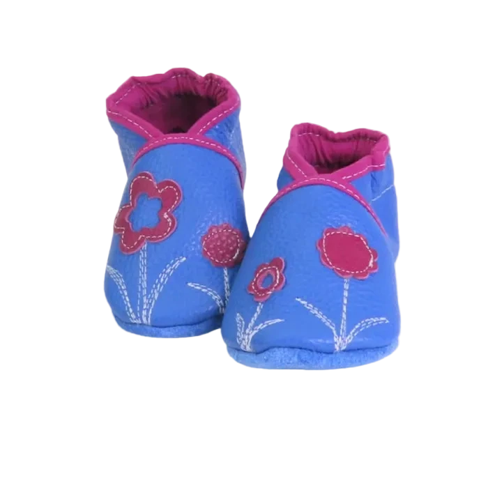 Chaussons bébé en cuir souple bleu avec fleurs roses appliquées.