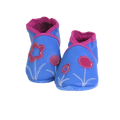 Chaussons bébé en cuir souple bleu avec fleurs roses appliquées.