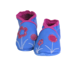 Chaussons bébé en cuir souple bleu avec fleurs roses appliquées.