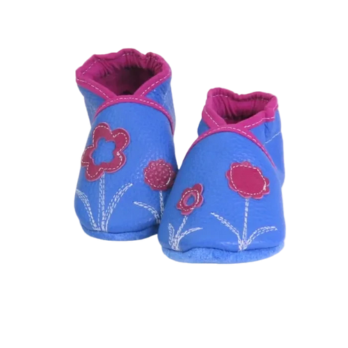 Chaussons bébé en cuir souple bleu avec fleurs roses appliquées.