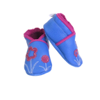 Chaussons bébé bleu avec fleurs roses en cuir souple, vue inclinée.