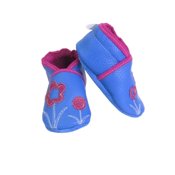 Chaussons bébé bleu avec fleurs roses en cuir souple, vue inclinée.