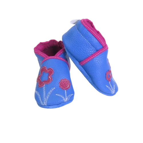 Chaussons bébé bleu avec fleurs roses en cuir souple, vue inclinée.