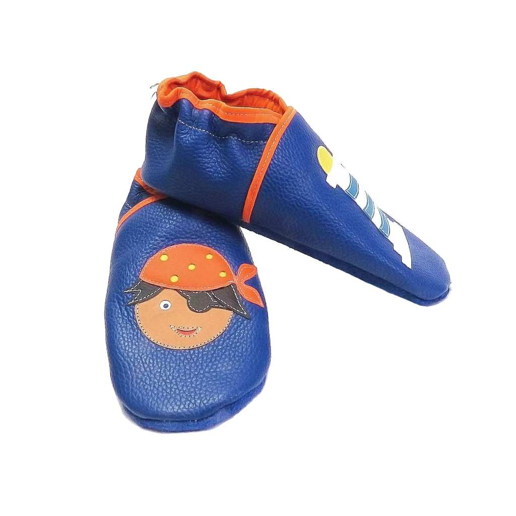 Chaussons en cuir souple artisanaux bleu foncé pour bébé, vue en angle, avec motif pirate et phare marin.