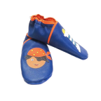 Chaussons en cuir souple artisanaux bleu foncé pour bébé, vue en angle, avec motif pirate et phare marin.