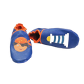 Chaussons en cuir souple artisanaux bleu foncé pour bébé avec pirate sur un pied et phare blanc et bleu sur l’autre, vue avec un chausson allongé.
