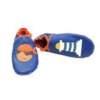 Chaussons en cuir souple artisanaux bleu foncé pour bébé avec pirate sur un pied et phare blanc et bleu sur l’autre, vue avec un chausson allongé.