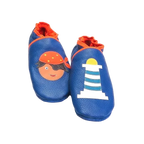 Chaussons en cuir souple artisanaux bleu foncé pour bébé avec pirate et phare blanc rayé bleu, finitions orange.