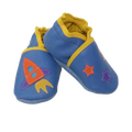 Chaussons bébé en cuir souple bleu avec fusée orange et étoiles colorées, fabrication artisanale française.