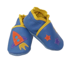 Chaussons bébé en cuir souple bleu avec fusée orange et étoiles colorées, fabrication artisanale française.