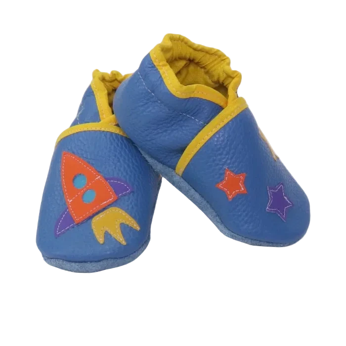 Chaussons bébé en cuir souple bleu avec fusée orange et étoiles colorées, fabrication artisanale française.
