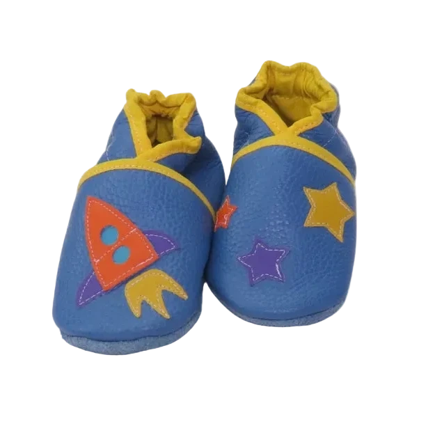 Chaussons en cuir souple pour bébé bleu avec motif fusée et étoiles jaunes et violettes, vue de face.