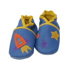 Chaussons en cuir souple pour bébé bleu avec motif fusée et étoiles jaunes et violettes, vue de face.