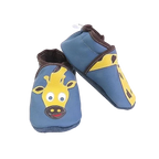 Chaussons bébé en cuir souple bleu motif girafe jaune, vue en biais mettant en valeur les appliqués et les finitions marron.