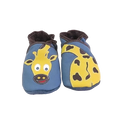 Chaussons en cuir souple artisanaux bleu pour bébé avec tête de girafe jaune sur un pied et corps tacheté sur l’autre, finitions marron.