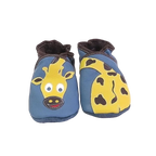 Chaussons en cuir souple artisanaux bleu pour bébé avec tête de girafe jaune sur un pied et corps tacheté sur l’autre, finitions marron.