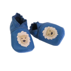 Chaussons en cuir souple pour bébé coloris bleu avec motif lion beige, vue croisée mettant en valeur la souplesse du cuir.