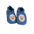 Chaussons bébé en cuir souple bleu avec tête de lion beige appliquée, fabrication artisanale française.
