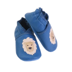 Chaussons bébé en cuir souple bleu avec lion beige cousu main, vue inclinée.