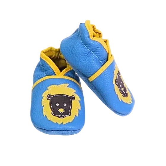 Chaussons en cuir souple pour bébé bleu avec motif lion noir entouré de jaune, finitions contrastées.