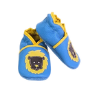 Chaussons en cuir souple pour bébé bleu avec motif lion noir entouré de jaune, finitions contrastées.