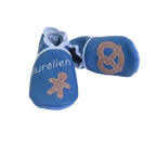 Chaussons en cuir souple artisanaux bleus pour bébé avec prénom personnalisé, petit bonhomme pain d’épice sur un pied et bretzel sur l’autre.