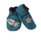 Chaussons bébé en cuir souple bleu pétrole avec fusée beige et étoiles appliquées, fabrication artisanale.