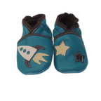 Chaussons en cuir souple pour bébé bleu pétrole avec motif fusée et étoiles contrastées, vue de face.