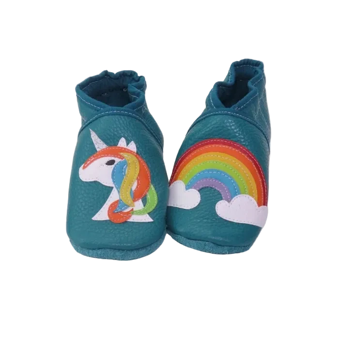 Chaussons bébé bleu pétrole avec arc-en-ciel et licorne appliqués en cuir.