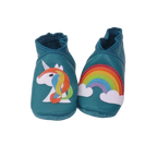 Chaussons bébé bleu pétrole avec arc-en-ciel et licorne appliqués en cuir.