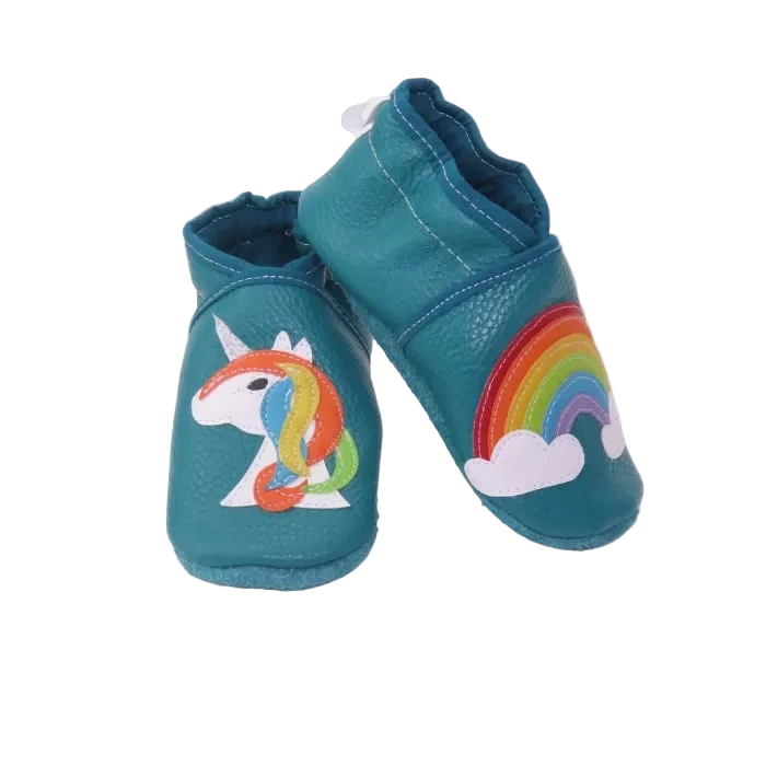 Chaussons bébé en cuir souple bleu pétrole avec motif licorne et arc-en-ciel.
