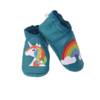 Chaussons bébé en cuir souple bleu pétrole avec motif licorne et arc-en-ciel.