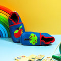 Chaussons bébé en cuir souple bleu avec pomme rouge et arbre vert appliqués, fabrication artisanale.