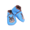 Chaussons en cuir souple artisanaux bleus pour bébé, vue en angle, avec tête de poulain marron et finitions contrastées.