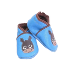 Chaussons en cuir souple artisanaux bleus pour bébé, vue en angle, avec tête de poulain marron et finitions contrastées.