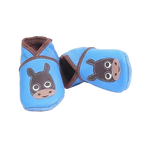 Chaussons en cuir souple artisanaux bleus pour bébé avec motif tête de poulain marron, vue avec un chausson allongé.