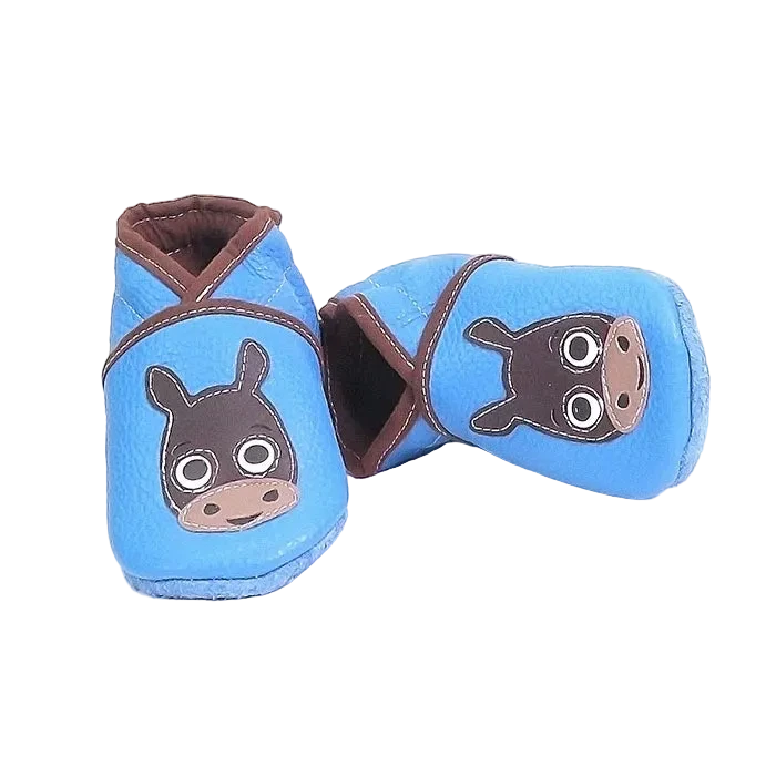 Chaussons en cuir souple artisanaux bleus pour bébé avec motif tête de poulain marron, vue avec un chausson allongé.