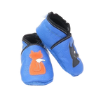 Chaussons en cuir souple artisanaux bleus pour bébé, vue en angle, avec motif renard orange et loup noir.
