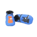 Chaussons en cuir souple artisanaux bleus pour bébé avec renard orange sur un pied et loup noir sur l’autre, vue avec un chausson allongé.