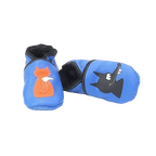 Chaussons en cuir souple artisanaux bleus pour bébé avec renard orange sur un pied et loup noir sur l’autre, vue avec un chausson allongé.