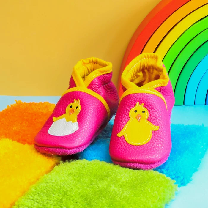 Chaussons bébé fuchsia motif poussin jaune en cuir souple.