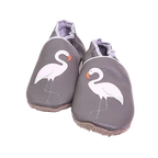 Chaussons bébé en cuir souple gris motif flamant rose, vue de face mettant en valeur les appliqués et la texture du cuir.