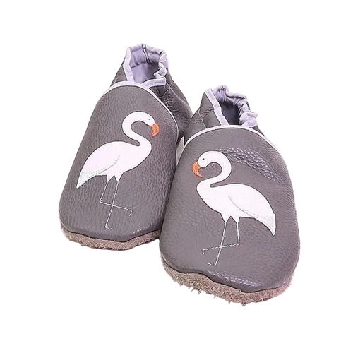 Chaussons bébé en cuir souple gris motif flamant rose, vue de face mettant en valeur les appliqués et la texture du cuir.