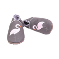 Chaussons en cuir souple artisanaux gris pour bébé avec flamant rose blanc et bec orange illustré sur chaque pied, finitions gris clair.