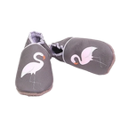 Chaussons en cuir souple artisanaux gris pour bébé avec flamant rose blanc et bec orange illustré sur chaque pied, finitions gris clair.