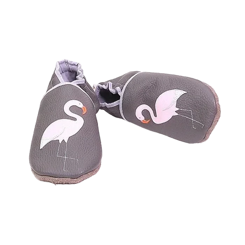 Chaussons en cuir souple artisanaux gris pour bébé avec flamant rose blanc et bec orange illustré sur chaque pied, finitions gris clair.