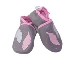 Chaussons en cuir souple gris pour bébé avec motif plumes décoratives rose et argent, vue croisée mettant en valeur la souplesse du cuir.
