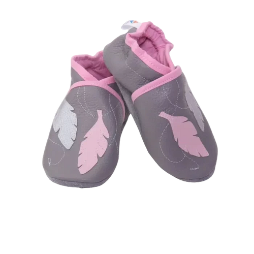 Chaussons en cuir souple gris pour bébé avec motif plumes décoratives rose et argent, vue croisée mettant en valeur la souplesse du cuir.